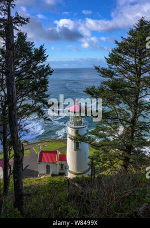 Auf der Suche nach unten auf Heceta Head Lighthouse am Tag Pause entlang der Küste von Oregon Stockfoto