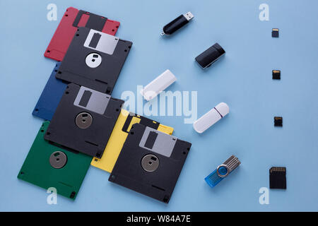 Die Entwicklung der digitalen Datenträger. Disketten, USB-Sticks und Speicherkarten. Auf einem blauen Hintergrund. Stockfoto