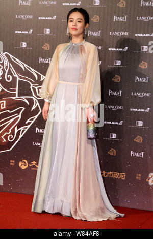 Chinesische Schauspielerin Sandra Ma oder Ma Sichun kommt auf den roten Teppich für die 53 Golden Horse Awards in Taipei, Taiwan, 26. November 2016. Sie ist bekleidet Ich Stockfoto
