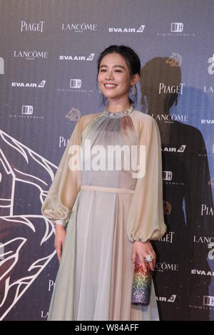 Chinesische Schauspielerin Sandra Ma oder Ma Sichun kommt auf den roten Teppich für die 53 Golden Horse Awards in Taipei, Taiwan, 26. November 2016. Sie ist bekleidet Ich Stockfoto