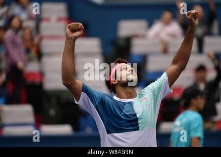 Jo-Wilfried Tsonga Frankreich feiert nach dem Sieg über Alexander Zverev Deutschlands in "ihre Männer singles dritte Runde während der 2016 Shanghai Stockfoto