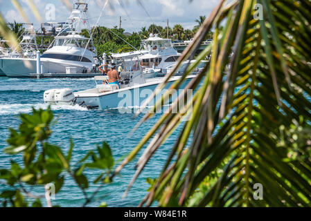 South Florida boating in der Perle-blaue Wasser der Jupiter Inlet bei Flut in Jupiter, Palm Beach County, Florida. (USA) Stockfoto