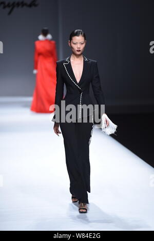 Ein Modell zeigt eine neue Schöpfung auf der Modenschau von Maryma fashion show von chinesischen Modell und Modedesignerin Maria Ma Yanli während der China Art Stockfoto