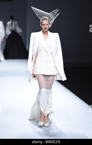Ein Modell zeigt eine neue Schöpfung auf der Modenschau von Maryma fashion show von chinesischen Modell und Modedesignerin Maria Ma Yanli während der China Art Stockfoto
