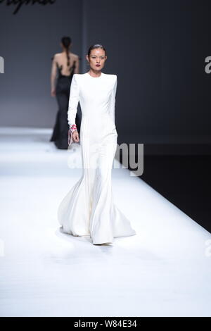 Ein Modell zeigt eine neue Schöpfung auf der Modenschau von Maryma fashion show von chinesischen Modell und Modedesignerin Maria Ma Yanli während der China Art Stockfoto