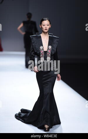 Ein Modell zeigt eine neue Schöpfung auf der Modenschau von Maryma fashion show von chinesischen Modell und Modedesignerin Maria Ma Yanli während der China Art Stockfoto