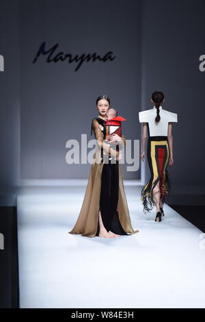 Ein Modell zeigt eine neue Schöpfung auf der Modenschau von Maryma fashion show von chinesischen Modell und Modedesignerin Maria Ma Yanli während der China Art Stockfoto