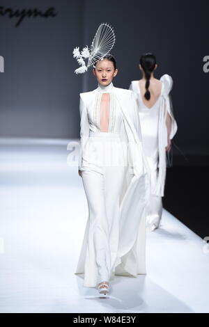 Ein Modell zeigt eine neue Schöpfung auf der Modenschau von Maryma fashion show von chinesischen Modell und Modedesignerin Maria Ma Yanli während der China Art Stockfoto
