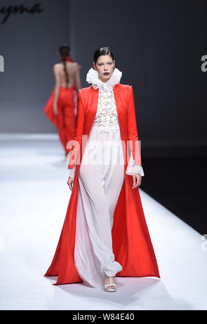 Ein Modell zeigt eine neue Schöpfung auf der Modenschau von Maryma fashion show von chinesischen Modell und Modedesignerin Maria Ma Yanli während der China Art Stockfoto