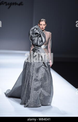 Ein Modell zeigt eine neue Schöpfung auf der Modenschau von Maryma fashion show von chinesischen Modell und Modedesignerin Maria Ma Yanli während der China Art Stockfoto