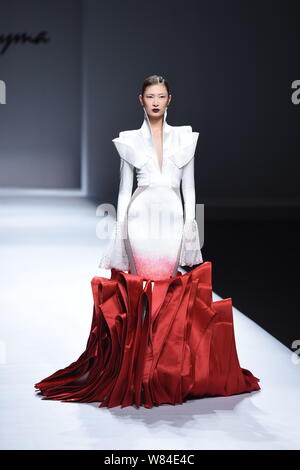 Ein Modell zeigt eine neue Schöpfung auf der Modenschau von Maryma fashion show von chinesischen Modell und Modedesignerin Maria Ma Yanli während der China Art Stockfoto