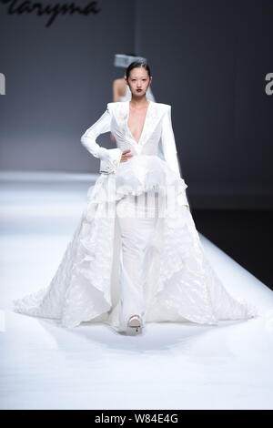 Ein Modell zeigt eine neue Schöpfung auf der Modenschau von Maryma fashion show von chinesischen Modell und Modedesignerin Maria Ma Yanli während der China Art Stockfoto