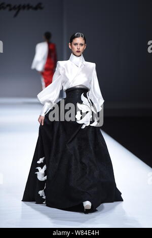 Ein Modell zeigt eine neue Schöpfung auf der Modenschau von Maryma fashion show von chinesischen Modell und Modedesignerin Maria Ma Yanli während der China Art Stockfoto