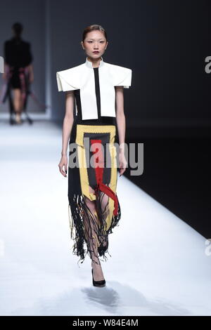 Ein Modell zeigt eine neue Schöpfung auf der Modenschau von Maryma fashion show von chinesischen Modell und Modedesignerin Maria Ma Yanli während der China Art Stockfoto
