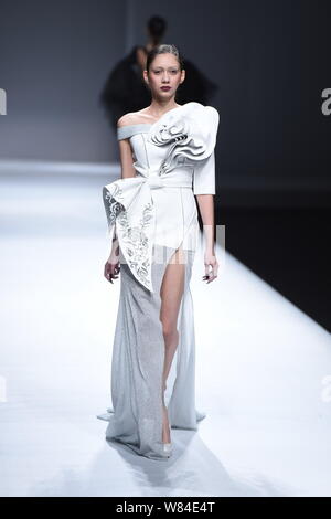 Ein Modell zeigt eine neue Schöpfung auf der Modenschau von Maryma fashion show von chinesischen Modell und Modedesignerin Maria Ma Yanli während der China Art Stockfoto