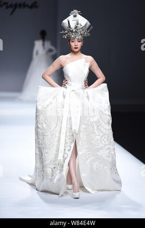 Ein Modell zeigt eine neue Schöpfung auf der Modenschau von Maryma fashion show von chinesischen Modell und Modedesignerin Maria Ma Yanli während der China Art Stockfoto
