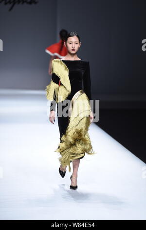 Ein Modell zeigt eine neue Schöpfung auf der Modenschau von Maryma fashion show von chinesischen Modell und Modedesignerin Maria Ma Yanli während der China Art Stockfoto