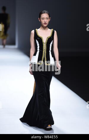 Ein Modell zeigt eine neue Schöpfung auf der Modenschau von Maryma fashion show von chinesischen Modell und Modedesignerin Maria Ma Yanli während der China Art Stockfoto
