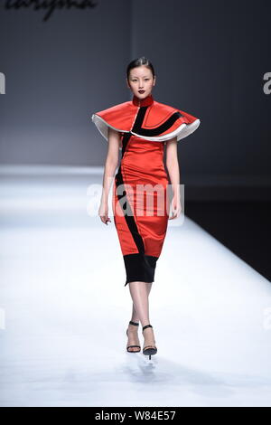 Ein Modell zeigt eine neue Schöpfung auf der Modenschau von Maryma fashion show von chinesischen Modell und Modedesignerin Maria Ma Yanli während der China Art Stockfoto