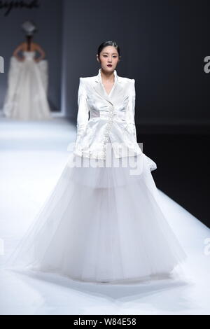 Ein Modell zeigt eine neue Schöpfung auf der Modenschau von Maryma fashion show von chinesischen Modell und Modedesignerin Maria Ma Yanli während der China Art Stockfoto