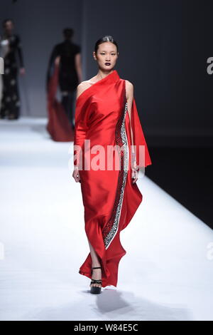 Ein Modell zeigt eine neue Schöpfung auf der Modenschau von Maryma fashion show von chinesischen Modell und Modedesignerin Maria Ma Yanli während der China Art Stockfoto