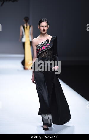 Ein Modell zeigt eine neue Schöpfung auf der Modenschau von Maryma fashion show von chinesischen Modell und Modedesignerin Maria Ma Yanli während der China Art Stockfoto