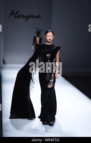 Ein Modell zeigt eine neue Schöpfung auf der Modenschau von Maryma fashion show von chinesischen Modell und Modedesignerin Maria Ma Yanli während der China Art Stockfoto
