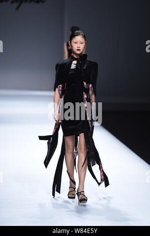 Ein Modell zeigt eine neue Schöpfung auf der Modenschau von Maryma fashion show von chinesischen Modell und Modedesignerin Maria Ma Yanli während der China Art Stockfoto