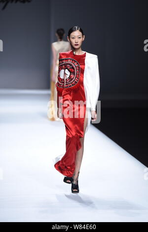 Ein Modell zeigt eine neue Schöpfung auf der Modenschau von Maryma fashion show von chinesischen Modell und Modedesignerin Maria Ma Yanli während der China Art Stockfoto