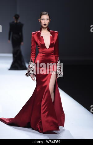 Ein Modell zeigt eine neue Schöpfung auf der Modenschau von Maryma fashion show von chinesischen Modell und Modedesignerin Maria Ma Yanli während der China Art Stockfoto