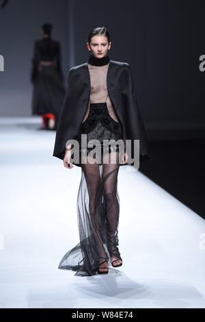 Ein Modell zeigt eine neue Schöpfung auf der Modenschau von Maryma fashion show von chinesischen Modell und Modedesignerin Maria Ma Yanli während der China Art Stockfoto