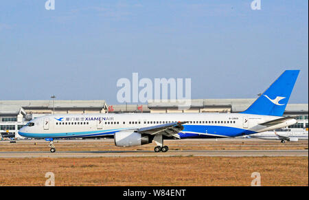 ------ Boeing757-200 Passenger Jet von Xiamen Airlines Taxis nach der Landung auf der Fuzhou Changle International Airport in Fuzhou city, Südosten Ch Stockfoto