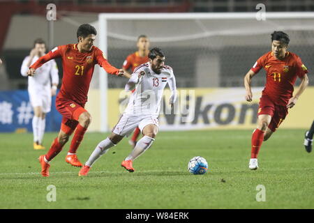 Yousef Kalfa von Syrien, Mitte, Herausforderungen Yu Hai, Links, und Hao Junmin von China in Ihrer Gruppe ein Spiel bei der FIFA WM 2018 Russland asiatische Qua Stockfoto