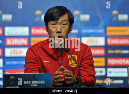 ---- Gao Hongbo, Headcoach des Chinesischen Nationalen Männer Fußballmannschaft, spricht bei einer Pressekonferenz für ein Match gegen Syrien während der 2018 FIF Stockfoto