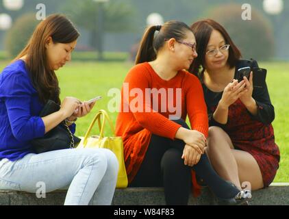 ---- Chinese Handy Benutzer verwenden ihre Smartphones in Kunshan City, Central China Provinz Hubei, 25. Oktober 2013. China's Smart mobile Devi Stockfoto