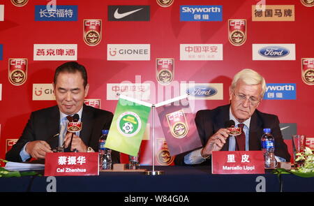 Marcello Lippi, rechts, neu ernannten Trainer der chinesischen Nationalmannschaft, und Cai Zhenhua, der ehemalige chinesische Tischtennis Spieler und Presi Stockfoto