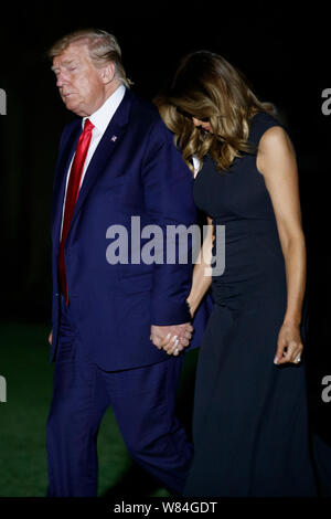 Washington, DC, USA. 07 Aug, 2019. US-Präsident Donald J. Trumpf und die erste Dame Melania Trump Spaziergang von Marine One nach der Ankunft auf dem Rasen des Weißen Hauses in Washington, DC, USA, 07. August 2019. Präsident Trumpf und die erste Dame reiste nach Dayton und El Paso mit shooting Ersthelfer, Familien und victimsCredit: Shawn Thew/Pool über CNP | Verwendung der weltweiten Kredit: dpa/Alamy Leben Nachrichten zu erfüllen Stockfoto