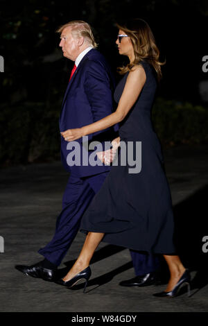 Washington, DC, USA. 07 Aug, 2019. US-Präsident Donald J. Trumpf und die erste Dame Melania Trump Spaziergang von Marine One nach der Ankunft auf dem Rasen des Weißen Hauses in Washington, DC, USA, 07. August 2019. Präsident Trumpf und die erste Dame reiste nach Dayton und El Paso mit shooting Ersthelfer, Familien und victimsCredit: Shawn Thew/Pool über CNP | Verwendung der weltweiten Kredit: dpa/Alamy Leben Nachrichten zu erfüllen Stockfoto