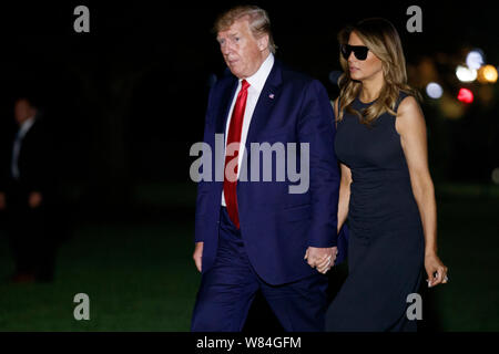 Washington, DC, USA. 07 Aug, 2019. US-Präsident Donald J. Trumpf und die erste Dame Melania Trump Spaziergang von Marine One nach der Ankunft auf dem Rasen des Weißen Hauses in Washington, DC, USA, 07. August 2019. Präsident Trumpf und die erste Dame reiste nach Dayton und El Paso mit shooting Ersthelfer, Familien und victimsCredit: Shawn Thew/Pool über CNP | Verwendung der weltweiten Kredit: dpa/Alamy Leben Nachrichten zu erfüllen Stockfoto