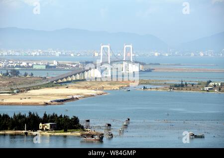 Die thuận Phước Bridge ist eine Hängebrücke, die unteren Fluss Han bei Da Nang, Vietnam kreuzt. Stockfoto