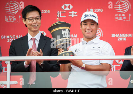 Hideki Matsuyama in Japan, Recht, Haltungen mit seinem Meister Trophäe, nachdem er die 2016 WGC-HSBC Champions Golf Turnier in Shanghai, China, 30 Octo Stockfoto