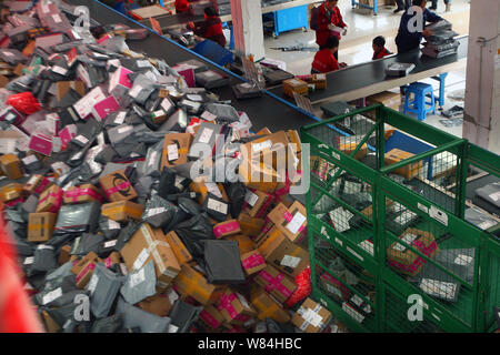 ------ Chinesische Arbeiter sortieren Pakete, von denen die meisten aus online einkaufen, bei einer Distribution Center Best Express in Hangzhou, China Stockfoto