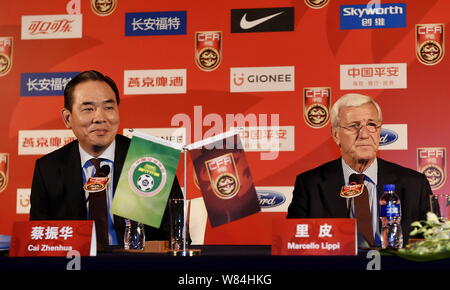 Marcello Lippi, rechts, neu ernannten Trainer der chinesischen Nationalmannschaft, und Cai Zhenhua, der ehemalige chinesische Tischtennis Spieler und Presi Stockfoto