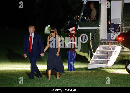Washington, DC, USA. 07 Aug, 2019. US-Präsident Donald J. Trumpf und die erste Dame Melania Trump Spaziergang von Marine One nach der Ankunft auf dem Rasen des Weißen Hauses in Washington, DC, USA, 07. August 2019. Präsident Trumpf und die erste Dame reiste nach Dayton und El Paso mit shooting Ersthelfer, Familien und victimsCredit: Shawn Thew/Pool über CNP | Verwendung der weltweiten Kredit: dpa/Alamy Leben Nachrichten zu erfüllen Stockfoto
