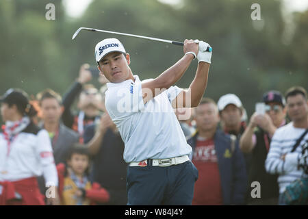 Hideki Matsuyama in Japan spielt ein Treffer in der letzten Runde der 2016 WGC-HSBC Champions Golf Turnier in Shanghai, China, 30. Oktober 2016. Hid Stockfoto