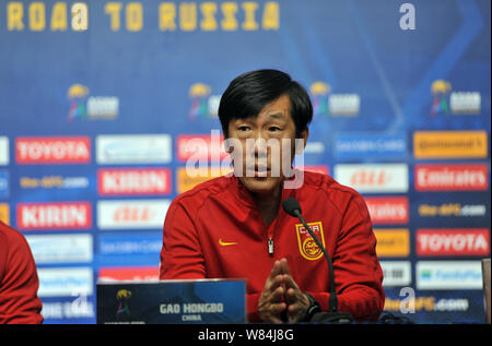 ---- Gao Hongbo, Headcoach des Chinesischen Nationalen Männer Fußballmannschaft, spricht bei einer Pressekonferenz für ein Match gegen Syrien während der 2018 FIF Stockfoto