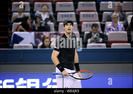 Andy Murray Großbritannien reagiert, als er gegen Steve Johnson der Vereinigten Staaten in singles Ihre Männer Achtelfinale konkurriert während der 201 Stockfoto