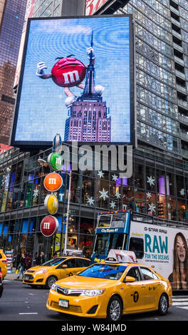 New York, New York - Nov 4, 2014 Broadway animierten Billboard für M-und-Ms Stockfoto