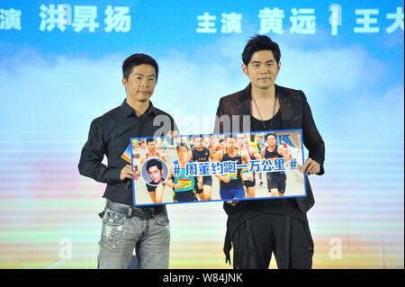 Taiwanesische Sängerin Jay Chou, rechts, besucht eine Pressekonferenz für seinen Film "10.000 Meilen" in Peking, China, 21. Oktober 2016. Stockfoto