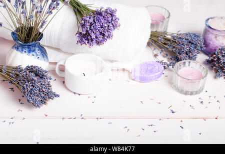 Spa Massage Einstellung, Lavendel Produkt, Salz, Kerzen, Seife auf weißem Hintergrund Stockfoto